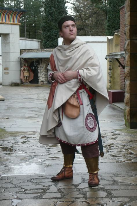 Late Roman Scolae (4th century) Byzantine Fashion, Roman Clothes, Roman Britain, Empire Romain, Early Middle Ages, Byzantine Empire, Roman Soldiers, Roman History, Medieval Clothing