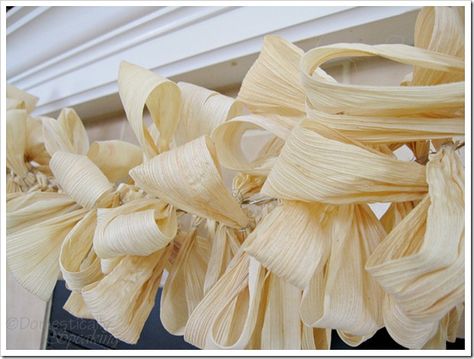 Corn husk garland  http://www.domestically-speaking.com/2010/09/countdown-to-fall-party-corn-husk.html Corn Husk Wreath, Corn Husk Crafts, Fall Party Decorations, Corn Husk Dolls, Indian Corn, Harvest Party, Fall Garland, Corn Husk, Diy Garland