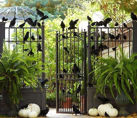 Halloween Garden Party, Simple Outdoor Halloween Decor, Scary Halloween Yard, Diy Halloween Porch, Halloween Fence, Outdoor Makeover, Halloween Decorations To Make, Door Projects, Halloween Decoration Ideas