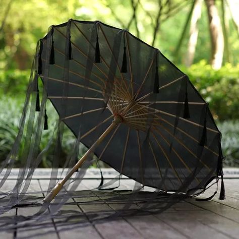 Umbrella Outfit, Japanese Parasol, Oil Paper Umbrella, Chinese Umbrella, Cute Umbrellas, Japanese Umbrella, Ancient Costume, Black Umbrella, Paper Umbrellas