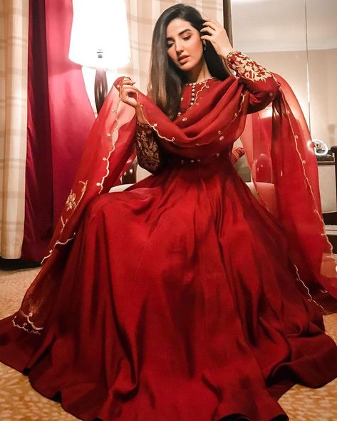 Hareem Farooq (@hareemfarooq) • Instagram photos and videos Goun Pose, Anarkali Frock, Simple Lace Wedding Dress, Muslim Culture, Pakistani Wedding Outfits, Pakistani Dresses Casual, Pakistani Fashion Party Wear, Indian Gowns Dresses, Pakistani Bridal Dresses