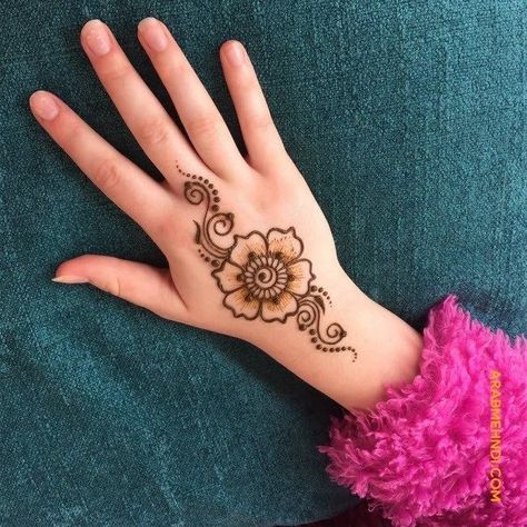 Henna Designs Kids, Henna Kids, Small Henna Tattoos, Small Henna Designs, Kids Henna, Cute Henna Designs, Inai Pengantin, Finger Henna Designs, Tato Henna