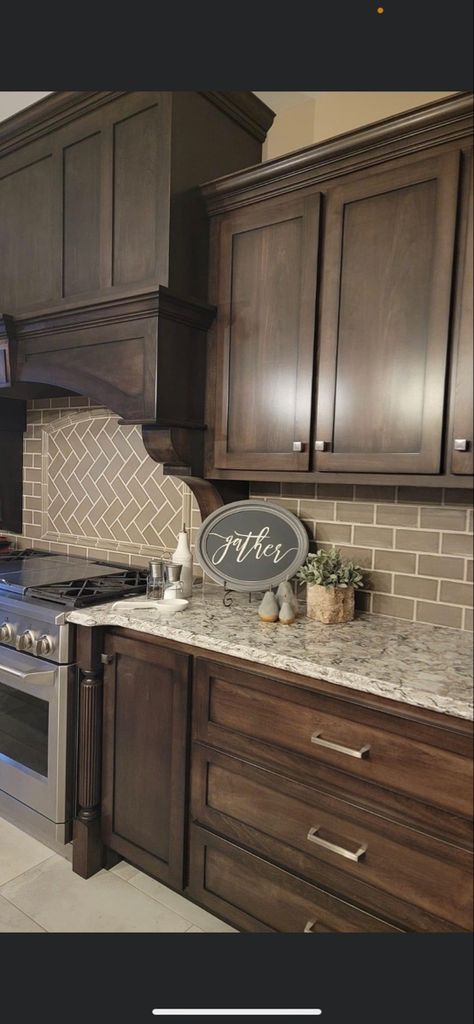 Kitchen Dark Backsplash, Dark Backsplash Kitchen, Dark Kitchen Backsplash Ideas, Dark Kitchen Backsplash, Medium Brown Kitchen Cabinets, Kitchen Backsplash With Dark Cabinets, Kitchen With Dark Brown Cabinets, Dark Backsplash, Brown Cupboards