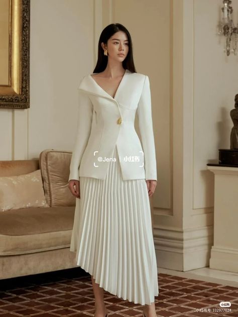 Executive Wear Women, Wedding Skirt Suit Women, London Women Outfits, Skirts Suits For Women, Classy Korean Fashion, Dress Over Trousers, Suit Skirt Outfit Classy, Old Money Women Aesthetic, White Vintage Outfit