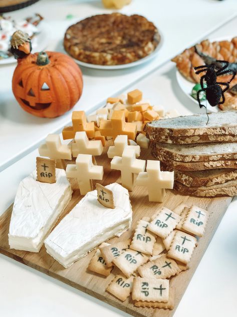 Plateau de fromage Halloween. Cheese plate. Recipe Halloween. #halloweenappetizerideas Halloween Cheese, Menu Halloween, Halloween Buffet, Recetas Halloween, James 5, Spooky Food, Halloween Fest, Fun Halloween Food, Halloween Party Dinner