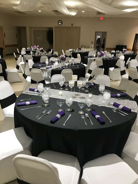 Purple And Silver Table Decorations, Silver Black Wedding, Purple Table Settings, Black Wedding Party, Autumn Reception, Purple And Silver Wedding, Conference Ideas, Black Tablecloth, Purple Table