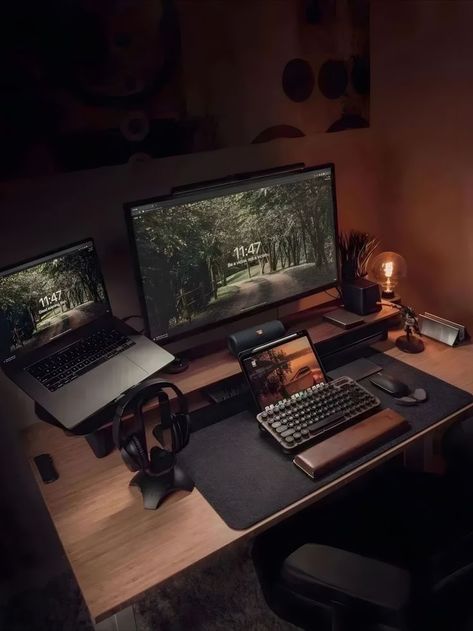 Modern desk setup with sleek design and industrial vibes. Desk Organization Men, Minimalist Desk Organization, Productivity Setup, Light Oak Desk, Minimalist Desk Setup, Minimalist Setup, Minimal Desk Setup, Minimal Workspace, Men's Study