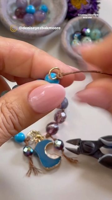 Jewelry Making Classes, Bracelet Knots, Beading Tutorial, Bohemian Bracelets, Jewelry Making Tutorials, Diy Jewelry Making, Diy Beads, Jewelry Trends, Jewelry Tutorials