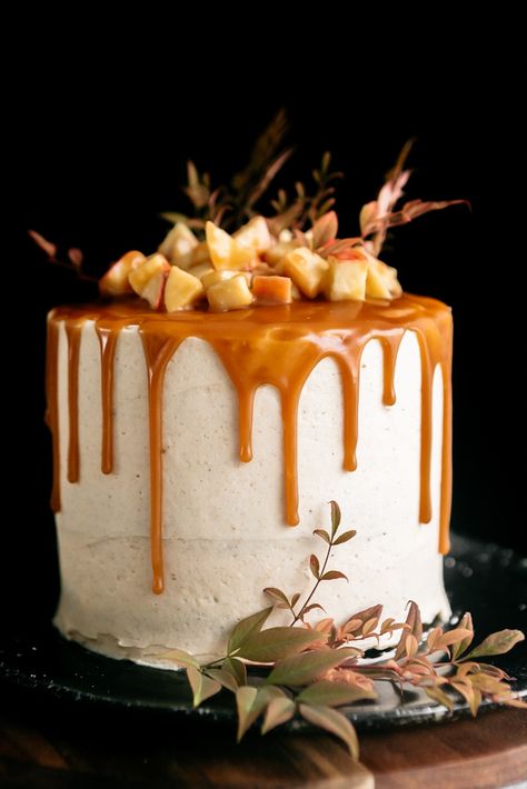 Apple Cake With Brown Butter Frosting, Autumn Apple Cake Recipes, Brown Butter Apple Cake, Brown Butter Spice Cake, Fall Inspired Cake Decoration, Spice Cake Decorating Ideas, Thanksgiving Spice Cake, Brown Butter Pumpkin Cake, Apple Butter Spice Cake