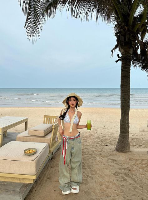 Ulzzang Beach Outfit, Phuket Outfit, Beach Town Outfit, Boracay Outfit, Trip Poses, Beach In Winter, Bali Outfit, Hawaii Outfit, Ref Photo