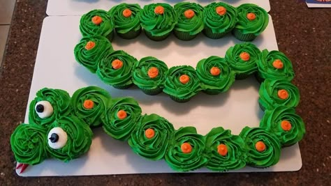 Easy Snake Cake Ideas, Reptile Bday Party Ideas, Snake Pull Apart Cupcakes, Snake Birthday Party Food, Reptile Cupcake Ideas, Reptile Birthday Party Food, Reptile Bday Party, Reptile Cupcakes, Snake Cupcakes