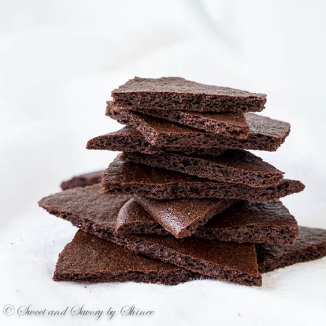 Brownie Brittles Brownie Crisps, Brownie Brittle Recipe, Galletas Keto, Brownie Brittle, Keto Christmas Cookies, Brittle Recipes, Chocolate Chip Brownies, Salted Caramel Brownies, Keto Brownies