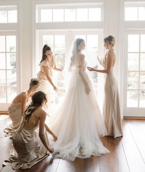 Bridesmaid Checklist, Wedding Preparation Photos, Being A Bridesmaid, Wedding Photo List, Bridesmaid Poses, Bridesmaid Pictures, Bridesmaid Photoshoot, Wedding Portrait Poses, Bridesmaid Duties