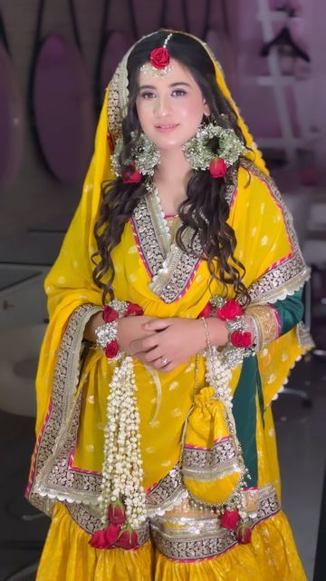 Haldi Ceremony Garara Outfit For Bride, Follower Jewellery For Haldi, Haldi Garara Design, Haldi Function Hairstyle, Wedding Haldi Dress For Women, Garara For Haldi, New Mehndi Dress Design, Muslim Haldi Ceremony, Muslim Haldi Bride