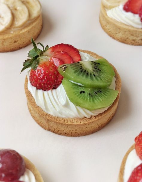 J'ai préparée ces délicieuses mini tartelettes aux fruits ( kiwi, fraise, banane, raisins ) avec la crème mousseline Fruit Tartlets, Fruit Tart, Fruit Cake, Beautiful Cakes, Kiwi, Tart, Plating, Dessert, Fruit