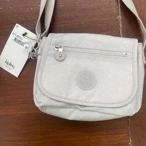 Super exactly as photo thank you Kipling Aesthetic, Kipling Crossbody Bag, Crossbody Bag Outfit, Kipling Bags, Bags Aesthetic, Fashion Baby, Pretty Men, Charm Jewelry, Pretty Outfits