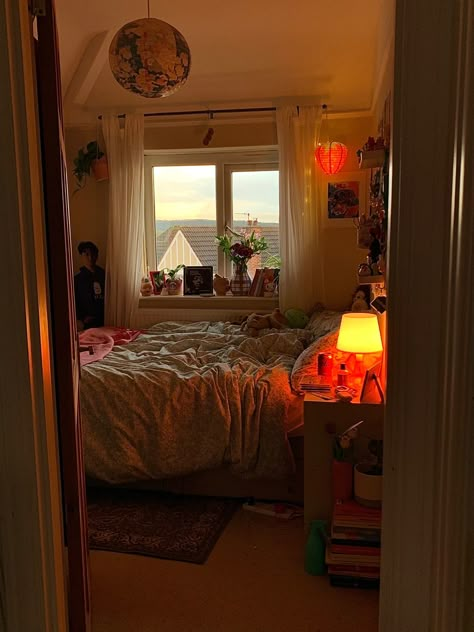 Small Retro Bedroom, Types Of Bedroom Aesthetics, Orange Walls Bedroom, Big Bed Small Room, 70s Inspired Room, Square Bedroom Ideas, Yellow Room Aesthetic, Warm Lighting Bedroom, Bedroom Ideas Country