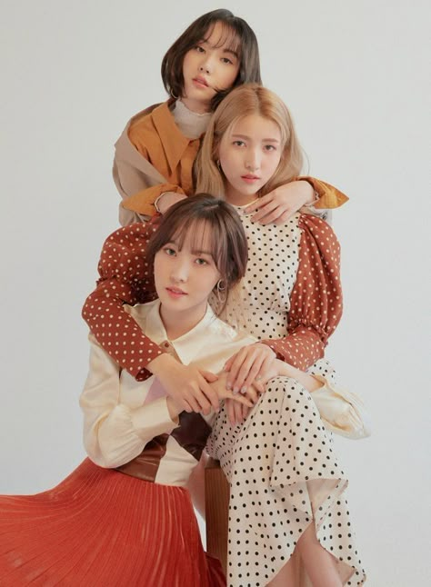 Group Photo Poses, Group Picture Poses, Sisters Photoshoot Poses, Sisters Photoshoot, Studio Poses, Group Poses, Studio Photography Poses, 사진 촬영 포즈, Bff Photoshoot Poses