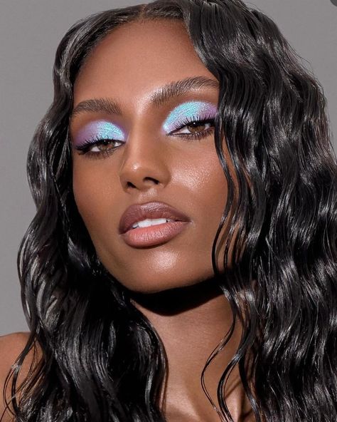 @shari.mua has really made me love iridescent glitter! 🤭 | Instagram Sydney J Harper, Blue Eye Look, Winter Makeup Ideas, Wet Look Hair, Blue Eyeshadow Looks, Staying Consistent, Princess Look, Jessica Lee, Kiss Beauty