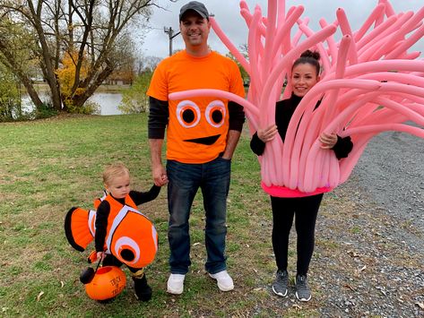 Sea Theme Halloween Costume, Family Nemo Halloween Costumes, Darla Halloween Costume Finding Nemo, Sea Creature Family Costume, Ocean Animal Halloween Costumes, Nemo Dory Costume, Family Nemo Costumes, Finding Nemo Costume Family, Diy Dory Costume Women