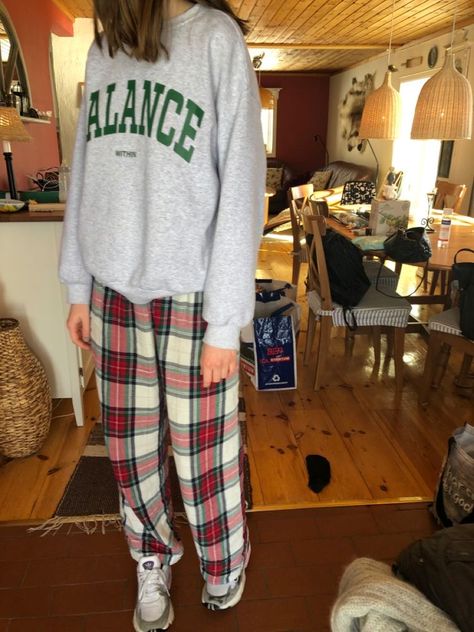 Pajama Pants Outfit Aesthetic, Check Pajamas, Girls Christmas Pjs, Pajama Pants Outfit, Pj Outfit, Plaid Pjs, Winter Pjs, Pajamas Aesthetic, Pants Outfit Aesthetic