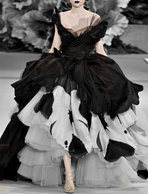 Couture Dior, Bright Dress, Christian Dior Haute Couture, Dior Haute Couture, Christian Dior Couture, Dior Fashion, Dior Couture, John Galliano, Black And Yellow