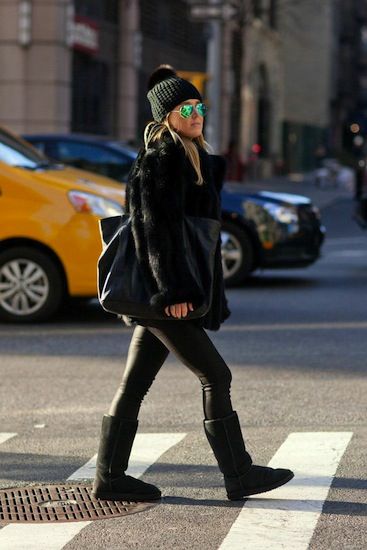 All in black look with fur coat and Ugg boots Black Ugg Outfit, Black Ugg Boots Outfit, How To Wear Uggs, Ugg Boots Outfit Winter, Ugg Boats, Boots Outfit Ideas, Ugh Boots, Ugg Boots Outfit, Outfit Ideas Winter