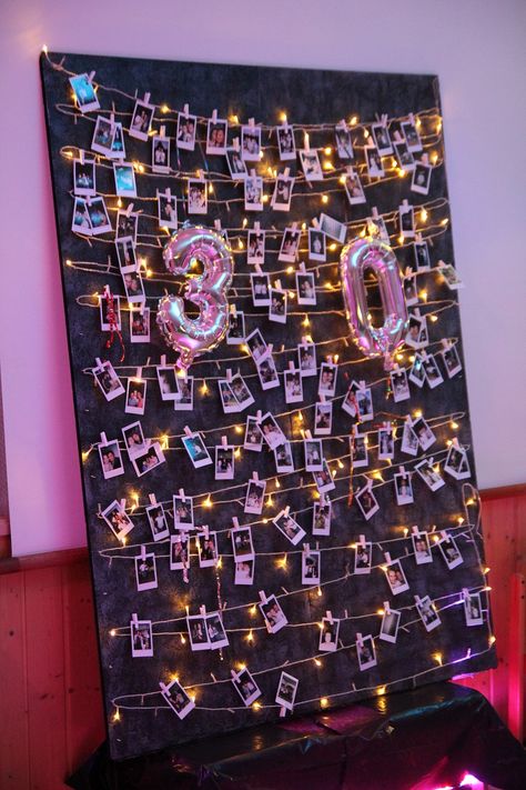 Birthday Decorations Elegant, 30 Bday Party Ideas, Birthday Party Photo Wall, 30th Birthday Decoration Ideas, 30th Party Ideas, Black Themed Birthday, Diy Anniversaire, 30th Birthday Party Ideas, 30 Birthday Party