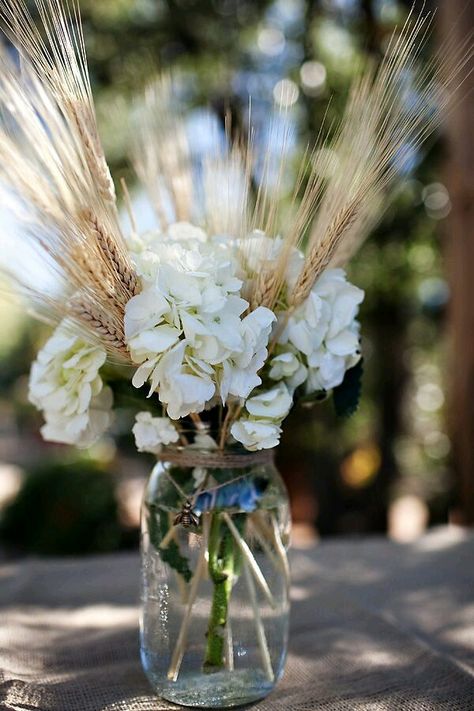 Wheat Centerpieces, Decoration Communion, Wheat Wedding, Communion Decorations, First Communion Party, Rustic Mason Jars, Fall Wedding Centerpieces, Communion Party, Rustic Wedding Centerpieces