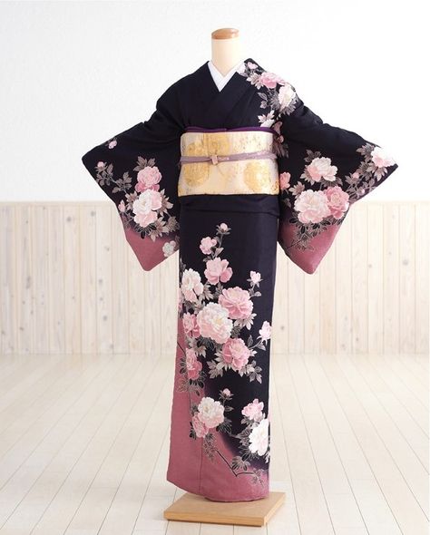 Hanami: Black and Pink Homongi Moda Kimono, Kimono Traditional, Furisode Kimono, Japanese Traditional Clothing, Cute Kimonos, Kimono Japan, Traditional Japanese Kimono, Kimono Outfit, Pink Kimono