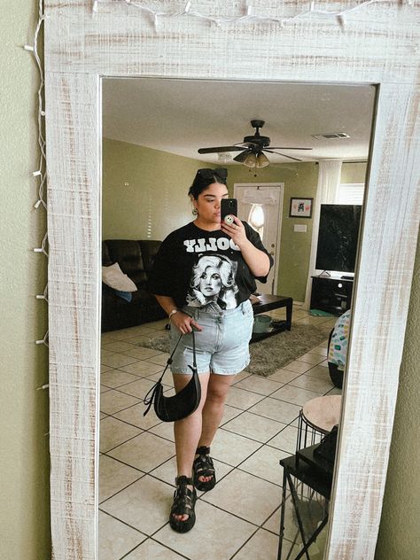 Chunky Sandals Outfit Street Style, Chunky Sandals Outfit, Street Style Plus Size, Graphic Tee Aesthetic, Outfit Street Style, Outfit Plus Size, Sandals Outfit, Chunky Sandals, Plus Size Summer