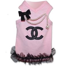 Coco Chanel Dog Clothes, Dog Designer Clothes, Luxury Dog Clothes, Pink Dog Clothes, Puppy Clothes Girl, Cute Dog Accessories, Tiffany White, Pink Cc, Girl Dog Clothes