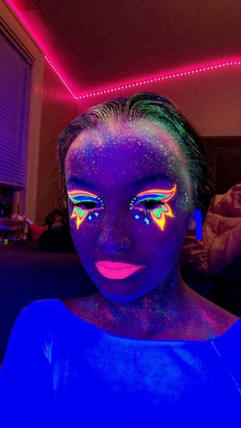 butterfly glow in the dark makeup look 🌈🎆⚡ Glow In The Dark Eye Makeup, Bonnaroo Makeup, Glow In The Dark Makeup Ideas, Blacklight Makeup, Glow In The Dark Makeup, Glow Dance, Uv Makeup, Butterfly Face Paint, Sparkle Makeup