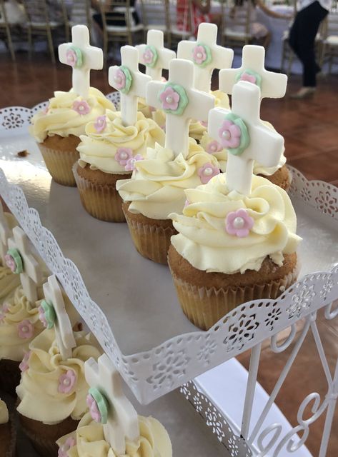 First Communion perfect cupcakes First Communion Cupcakes, Communion Cupcakes, Comunion Cake, Perfect Cupcakes, Confirmation Party, First Communion Cakes, Holy Communion Party, First Communion Cake, First Communion Decorations