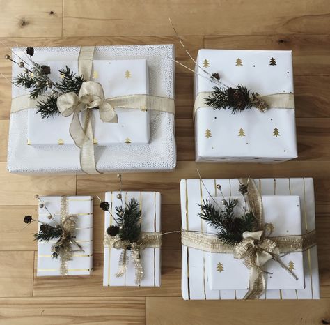 Gold And White Gift Wrapping Ideas, White Christmas Present Wrapping, Gold Wrapping Paper Christmas, Gold Wrapping Paper Ideas, White And Gold Christmas Wrapping, White Gift Wrapping Ideas, Christmas Gift Wrapping Diy, Christmas Present Wrap, Pretty Gift Wrapping Ideas