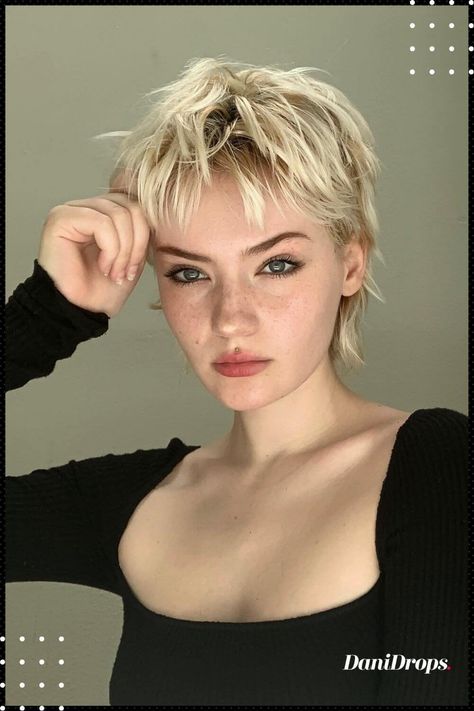 Mixie Haircut - Trend you'll see in a few days Short Hair Inspo, Cool Hairstyles For Girls, Messy Haircut, Short Spiky Hairstyles, Graduation Hairstyles, Blonde Pixie Cuts, Trending Haircuts, Short Blonde, Short Blonde Hair