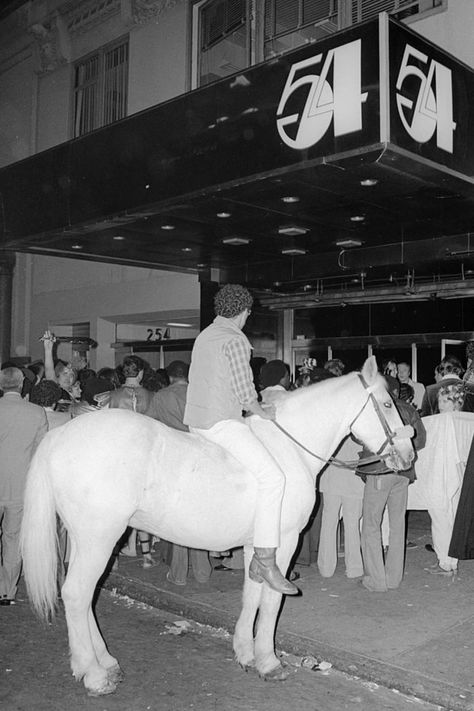 Outside Studio 54, someone arrives to the club on a horse for the third annual Halloween party in 1978. Studio 54 Aesthetic, Studio 54 Photos, Studio 54 Fashion, Studio 54 Party, Disco Fashion, Roller Disco, Disco Fever, Disco Era, 70s Disco