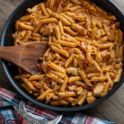 One Pot Creamy Spicy Chicken Pasta Chicken Diablo Pasta, Diablo Pasta, Chicken Diablo, Creamy Spicy Chicken, Cake Restaurant, Spicy Chicken Pasta, 500 Calories Recipes, Chicken With Garlic, Pasta Cheese