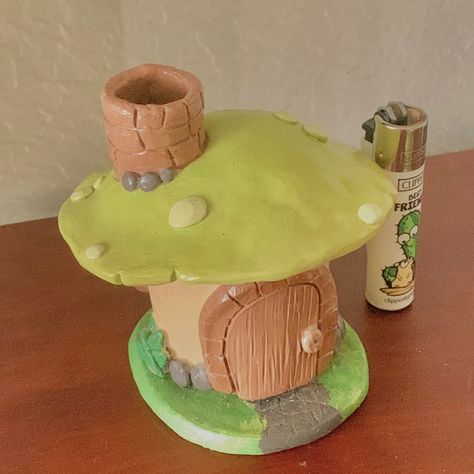 Clay Mushrooms Houses, Clay Art Ideas Mushroom, Mushroom House Clay Sculpture, Mushroom Art Clay, Clay Ideas Room Decor, Clay House Sculpture, Polymer Clay Cartoon Characters, Fairy Clay Art, Clay Art Mushroom