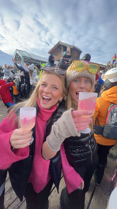 Ski Apres Outfit, Afterski Party Outfit, Afterski Outfit, Apres Ski Outfit Party, Mode Au Ski, Winter Vacation Outfits, Ski Pics, Ski Trip Outfit, Apres Ski Outfits