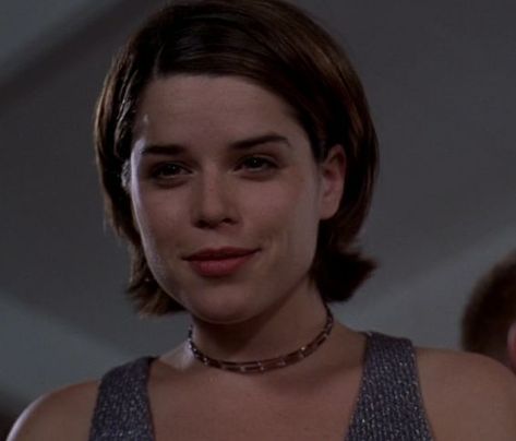 Sydney Prescott Hair, Sidney Prescott Hair, Sidney Prescott Short Hair, Sydney Scream, Neve Campbell Short Hair, Neve Campbell 90s Icons, Neve Campbell Scream Hair, Sidney Prescott Scream 2 Icon, Sydney Prescott