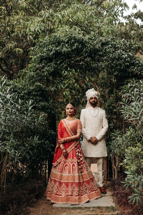 Indian Bride Groom Poses Photoshoot Ideas, Indian Wedding Portrait, Indian Wedding Couple Shoot, Indian Bride And Groom Pictures, Mrg Couple Photography, Royal Couple Photoshoot Poses, Wedding Photo Shoot Ideas Bride Groom, Indian Wedding Bride Poses, Indian Groom Portraits