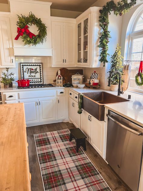 Reclaimed Wood Countertop, Christmas Kitchen Decor Ideas, Countertop Ideas, Wood Countertop, Cozy Christmas Decor, Christmas Apartment, Kitchen Decor Ideas, Christmas Decor Inspiration, Christmas Kitchen Decor