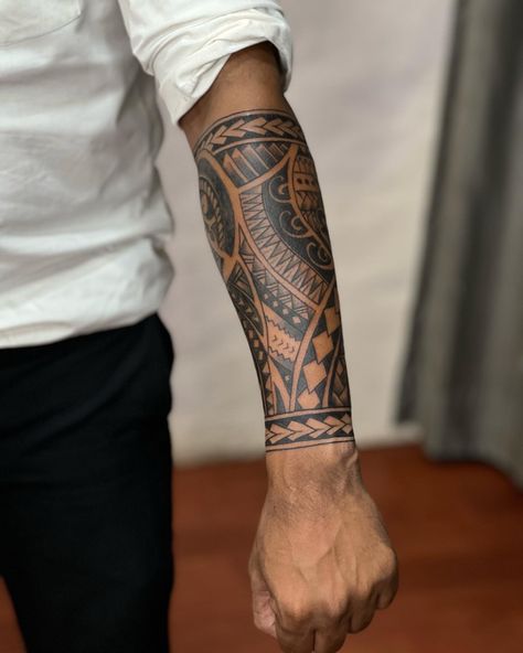 Maori Tattoo Arm, Trible Tattoos, Tattoo Half Sleeve, Tato Maori, Underarm Tattoo, Forearm Band Tattoos, Polynesian Tattoo Designs, Men Tattoos Arm Sleeve, Maori Tattoo Designs