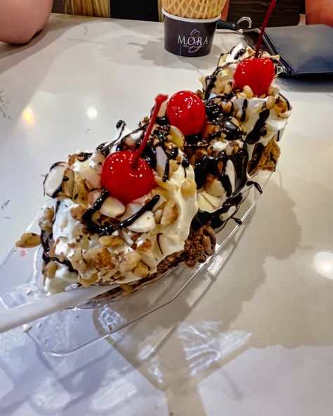 Banana Split Dessert Aesthetic, Ice Cream Banana Split, Banana Split Aesthetic, Banana Split Dessert Ice Cream, Banana Sundae, Banana Splits Sundae, Banana Split Ice Cream, Banana Split Dessert, Banana Splits