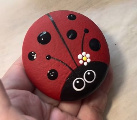 Ladybug Rocks Painted Stones, Painted Rock Caterpillar, Painted Ladybug Rocks, Rock Painting Ladybug, Ladybug Rocks Painted, Small Rock Painting Ideas, Ladybug Rock Painting, Ladybug Painted Rocks, Lady Bug Painted Rocks