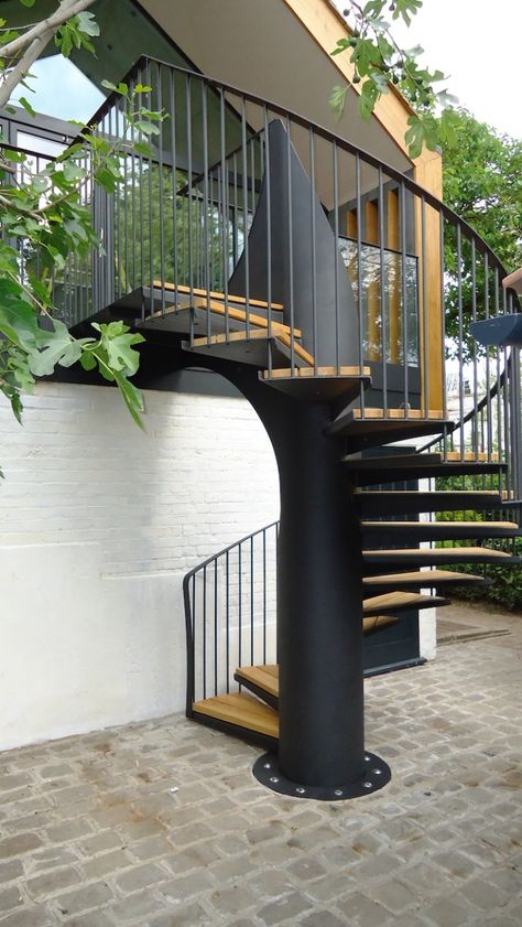 Located in Chiswick, directly next to the River Thames. this property called for an external staircase that would be relevant to its surroundings.

Our designers created the curved inner metal balustrade, mooring it to fanned European oak treads 😍

Have you got a space to transform? Request a free quote today 👉https://bit.ly/3u3Ru59

#StaircaseDesign #ExternalStaircase #BespokeStaircase Spiral Staircase Loft, Spiral Staircase Outdoor, Terrace Roof, Spiral Stairs Design, Outside Stairs, Staircase Outdoor, Easy Patio, External Staircase, Steel Stairs