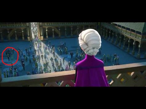 SLENDERMAN IS IN FROZEN!!! XD Hidden Disney Secrets, Dipper Y Mabel, Disney Amor, Tiana And Naveen, Disney Secrets, Disney Facts, Disney Side, Slenderman, Frozen Disney