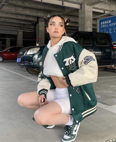 Varsity Jacket Outfit Women, Baseball Jacket Outfit, Varsity Jacket Outfit, Egirl Style, Jacket Outfit Women, Streetwear Girl, Causal Outfits, Swag Outfits For Girls, Tomboy Style Outfits