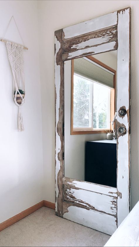 Floor Length Mirror Western, Diy Mirror On Door, Free Standing Mirror Ideas, Old Door Mirror Ideas, Full Length Mirror Frame Diy, Antique Door Decor Ideas, Diy Full Length Mirror Ideas, Old Door Mirror, Diy Floor Length Mirror